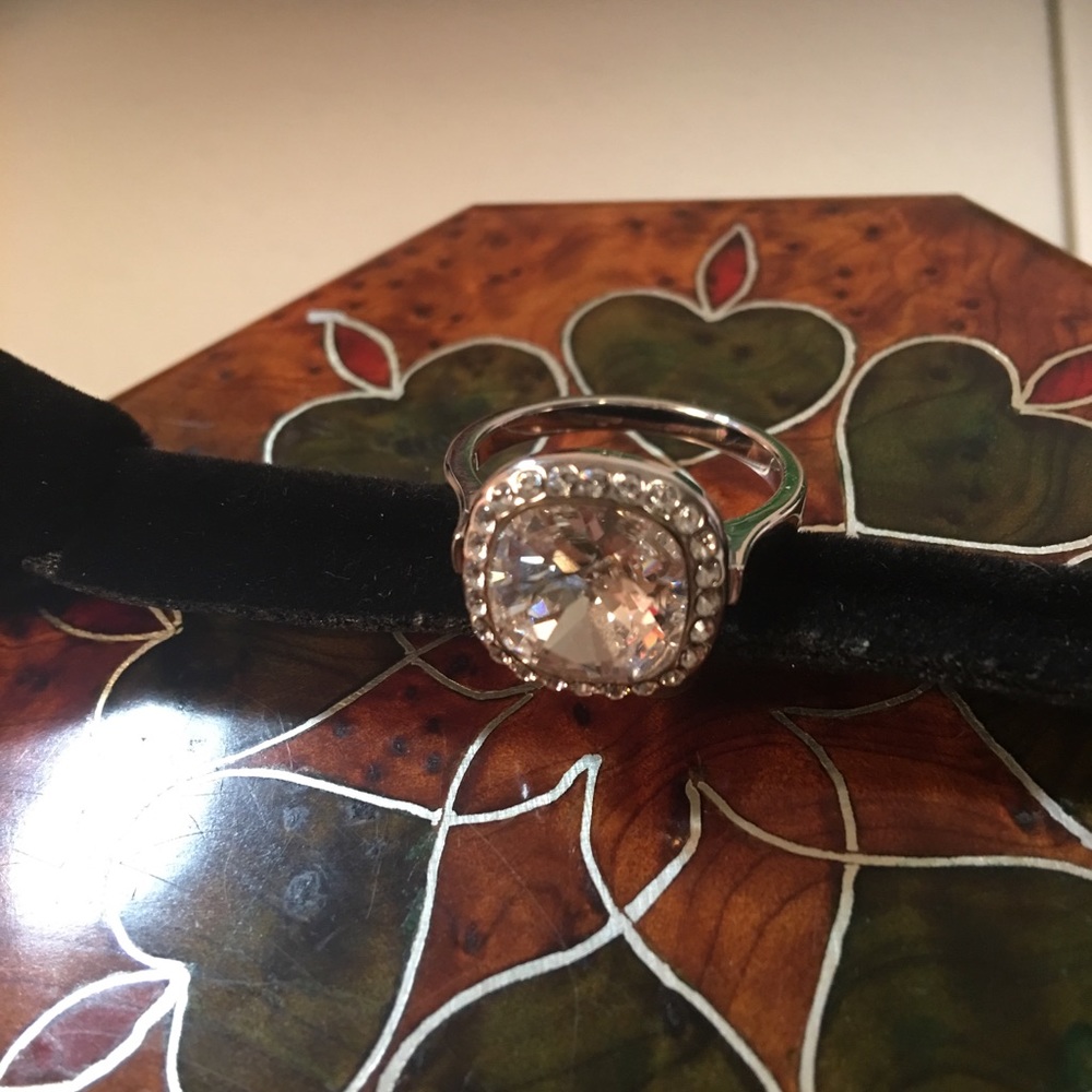 Stunning cushion cut clear ring - Picture 5 of 6